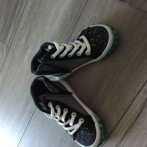 kids size 8 toddlers The Mandalorian high top zip sneakers baby Yoda - Picture 4 of 7